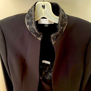 Tamari size 6 black skirt suit  NWT